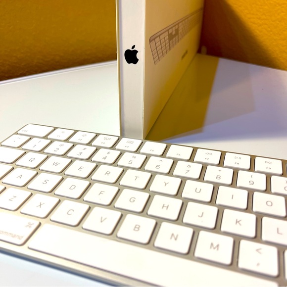 APPLE Magic Keyboard with Numeric Keypad US English White Wireless Chargable - Picture 3 of 8